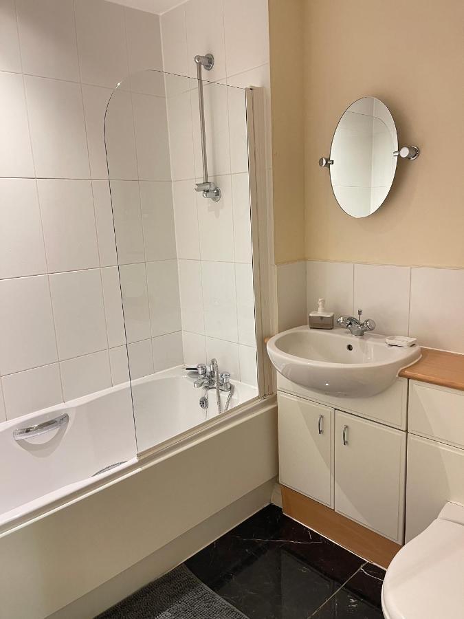 Radiant2 Bedroom Apartment In The Heart Of Harlow Town Εξωτερικό φωτογραφία