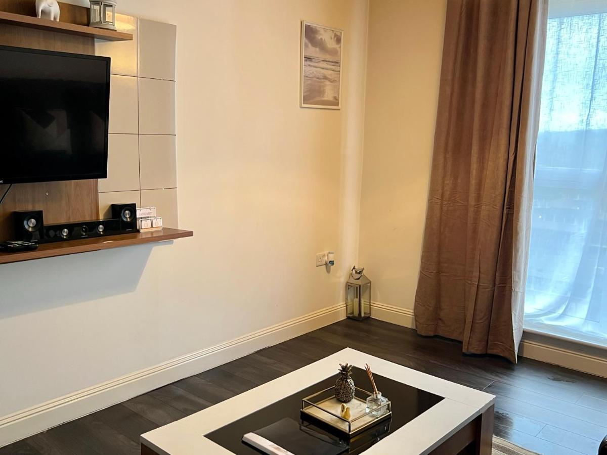 Radiant2 Bedroom Apartment In The Heart Of Harlow Town Εξωτερικό φωτογραφία